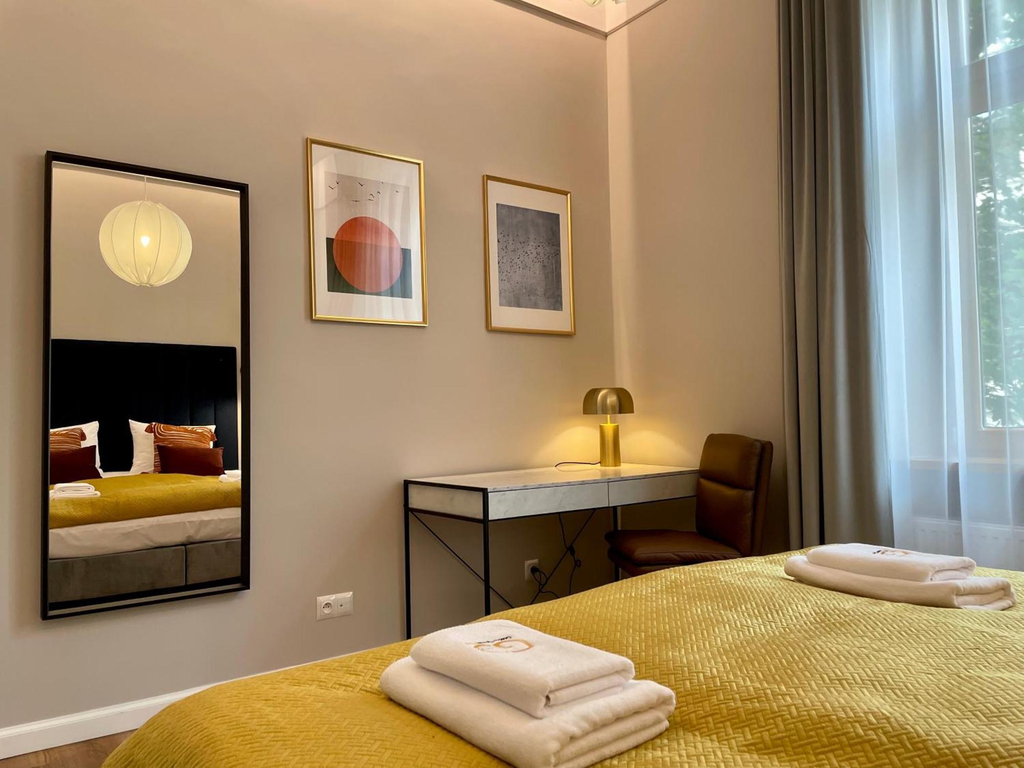 Golden Queen Apartments City Center Краков Экстерьер фото